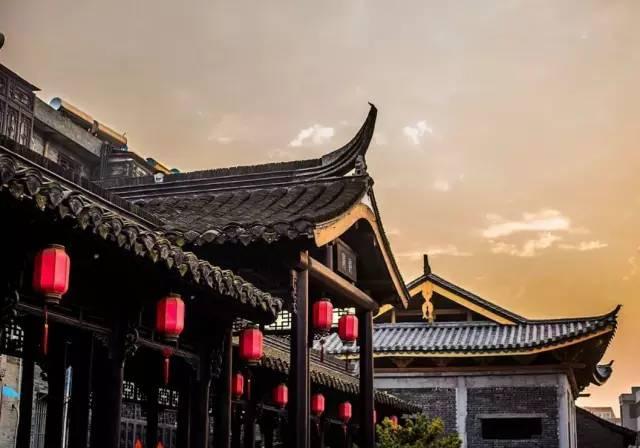 惊险！三岁女童被锁家中，厨房燃气还未关